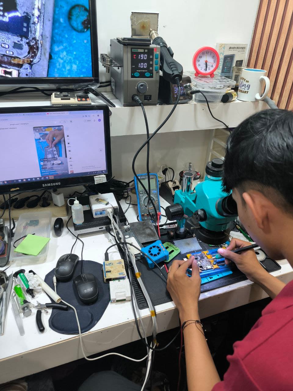 Mikroskop soldering presisi